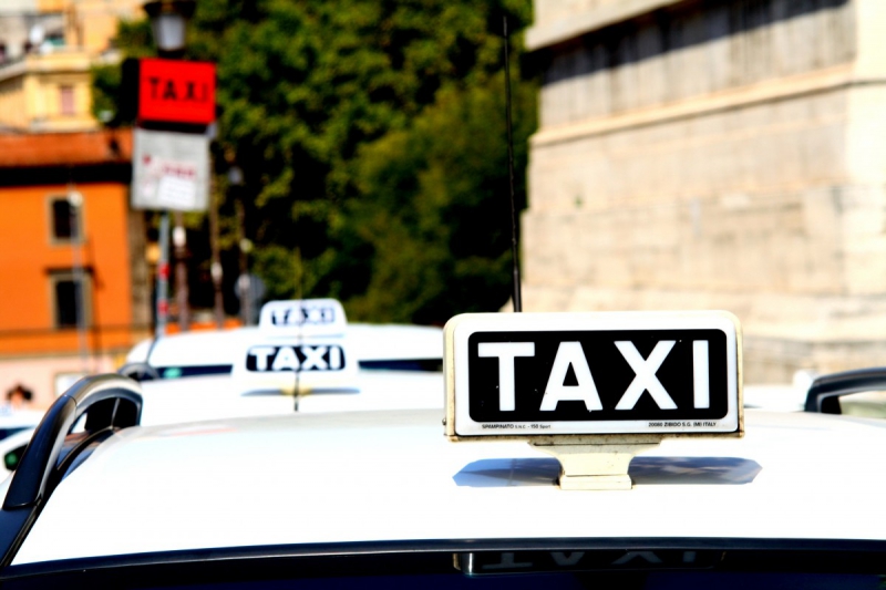 taxis-VERIGNON-min_taxi_auto_rome_road_white-1051610